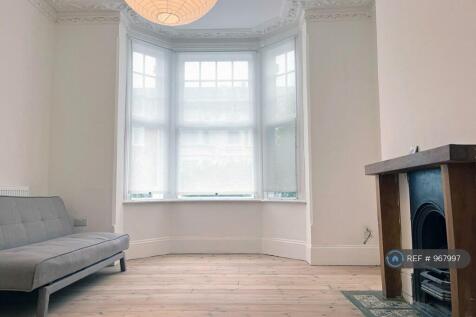 Living Room, Ornate Plasterwork And Fireplace