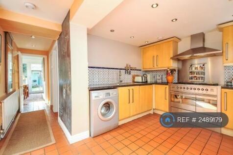 Kitchen With Dual Fuel Cooker