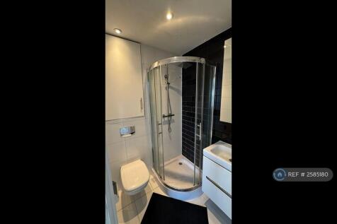 En-Suite Bathroom: Toilet, Sink, Shower