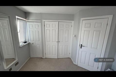 2 Built In Wardrobes, Plenty Of Storage Space