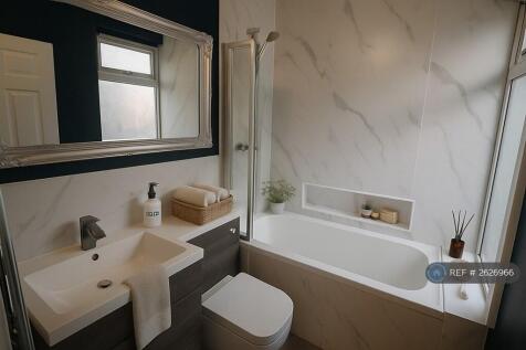 Family Bathroom Upstairs 