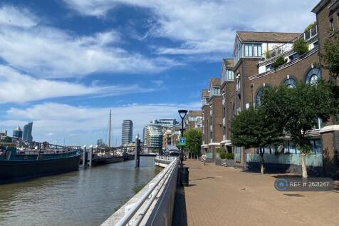 Riverside Seconds Walk From House 