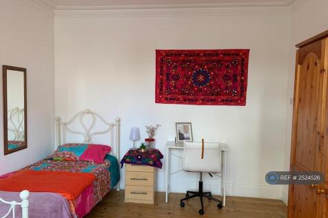 Double Room With 1 Single Room To Let 