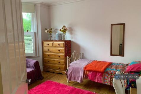 Double Room With 1 Single Bed To Let 