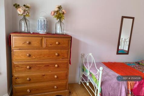 Double Room With 1 Single Bed To Let 