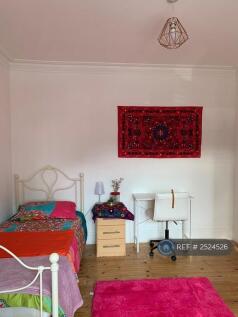 Double Room With 1 Single Bed To Let 
