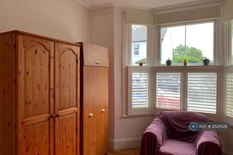 Double Room With 1 Single Bed To Let 