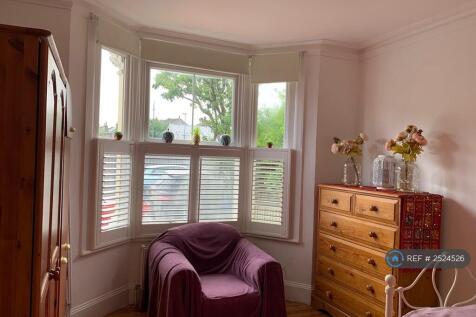 Double Room With 1 Single Bed To Let 