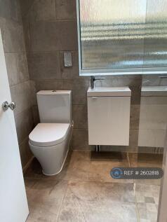Bathroom Suite To Maximum Space