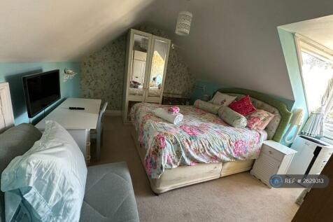 Apt Master Bedroom, 2 Wardrobes
