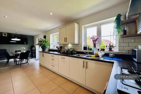 Kitchen/ Dining Room