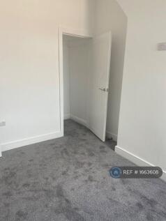 Second Bedroom - Fitted Wardrobe