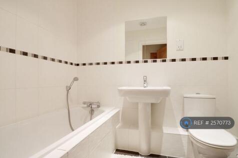 Main Bathroom With Tub
