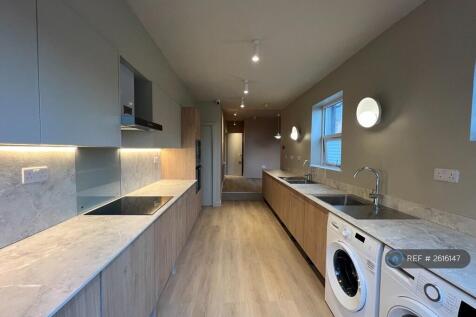 Spacious Kitchen With 2 Sinks, 2 Washer Dryer
