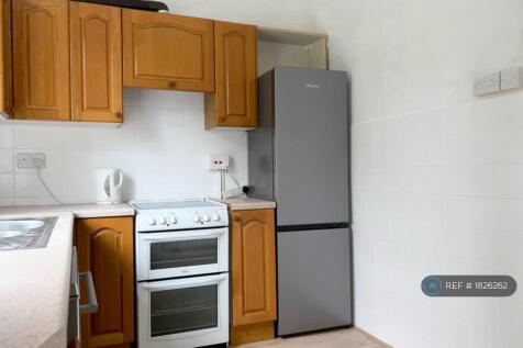 Dishwasher, Fridge/Freezer, Washing Machine Incl.