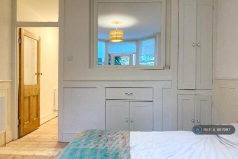 Spacious Bedroom With Fitted Storage