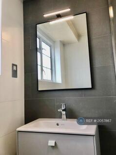Shower Room 4 Of 5