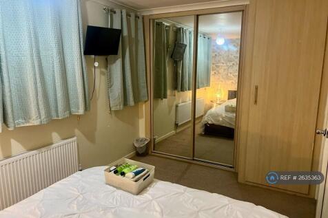 Master Bedroom -Fitted Wardrobe