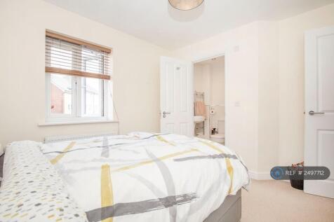 Main Bedroom With Ensuite Shower Room