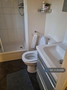 En-Suite Bathroom Master Room
