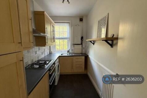 Kitchen: 9&#39;11 x 6&#39;3(3.02m x 1.90m)