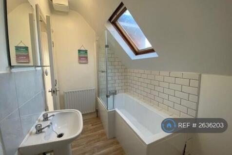 Main Bath: 9&#39; x 6&#39;1(2.73m x 1.84m)