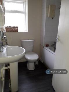 White Overbath Shower, Extr Fan