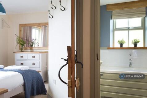 Double Bedroom / Family Bathroom
