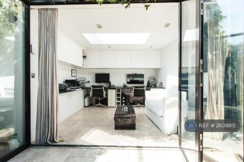 Studio In Garden