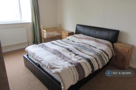 Bedroom One: 4.67m x 3.38m (15&#39;4&#39; x 11&#39;1&#39;) 