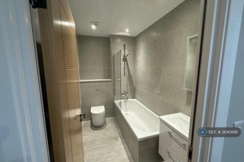Main Bathroom 