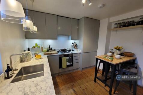 Kitchen ¿ Integrated Appliances And Breakfast Bar