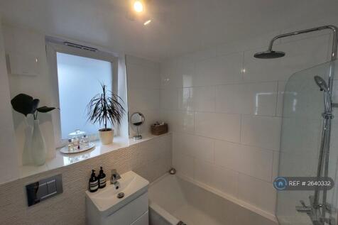 Bathroom ¿ Shower And Bathtub