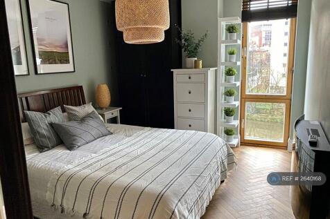 Main Bedroom With Views Of River Irwell