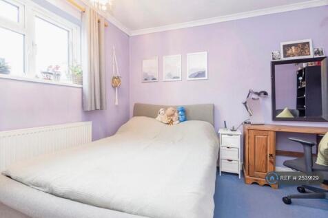 Double Bedroom Overlooking The Back Garden