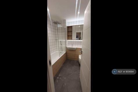 Bathoom With Tub (For Kids And Elderly)