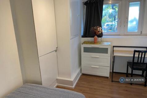 Bedroom 1: £775