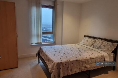 Bedroom 1 With En Suite Bathroom