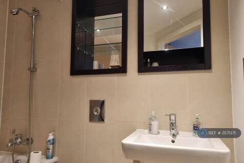 Main Bathroom 2