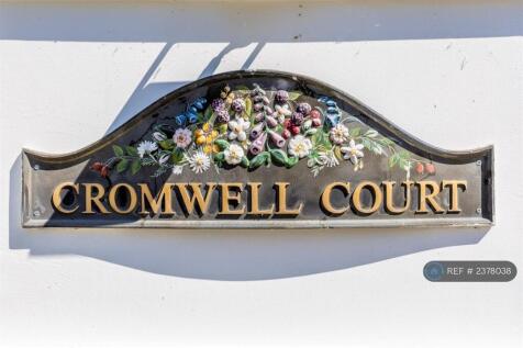 Central Location Ideal For Easy Accesss To Town