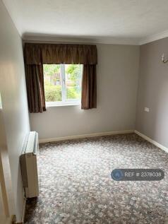 Good Sized Bedroom With Built-In Mirror Wardrobe