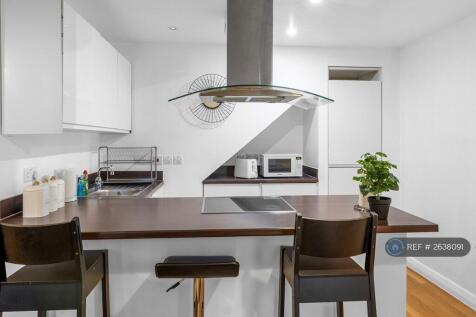 Kitchen / Breakfast Bar