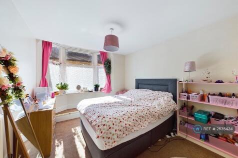 Double Bedroom With Built In Wardrobes