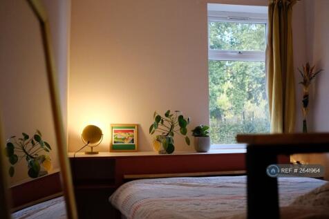 Main Bedroom With Built-In Headboard (Or Desk)