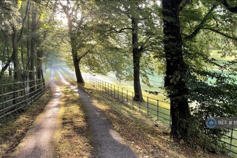 Private Drive 1000m Protected By Electric Gate