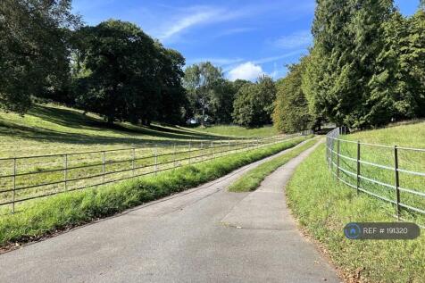 Private Drive 1000m Protected By Electric Gate