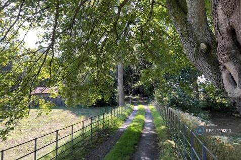 Private Drive 1000m Protected By Electric Gate