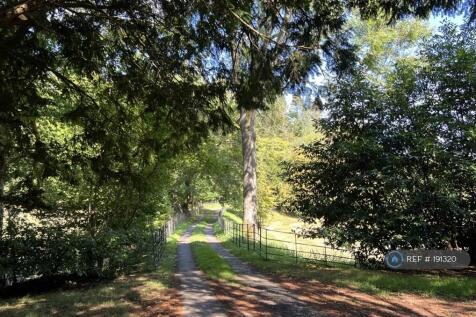 Private Drive 1000m Protected By Electric Gate