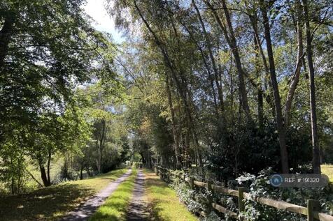 Private Drive 1000m Protected By Electric Gate