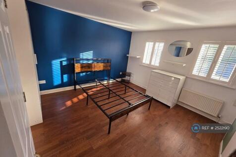02nd Floor Master Bedroom w/ Ensuite 